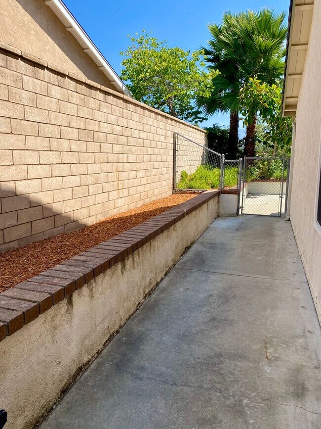 Building Photo - Amazing 4-bedroom home with a view, Availa...