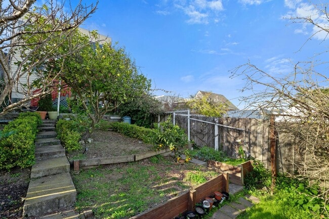 Building Photo - UPDATED LARGE BRIGHT 1800sf 3BR/2BA/1GR In...