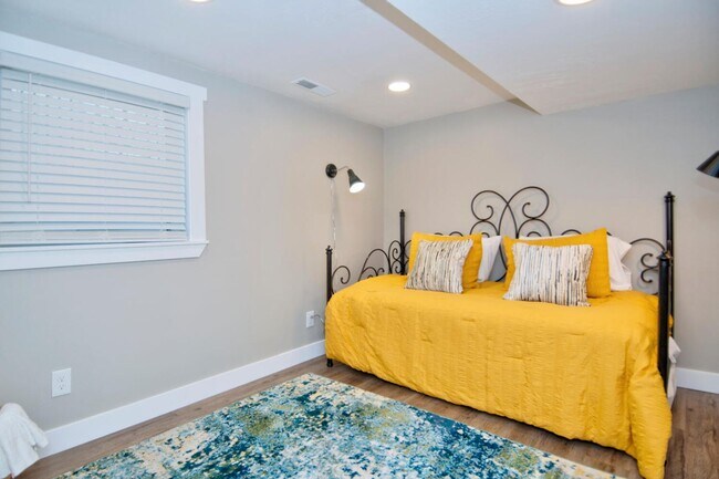 Building Photo - Remodeled Detached Cottage with Fenced Yard! Pet Friendly!