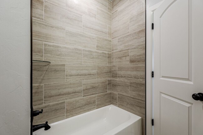 Building Photo - 634 Juniper St