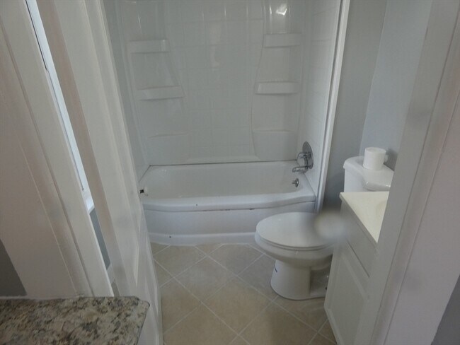 Building Photo - 94 Maple St