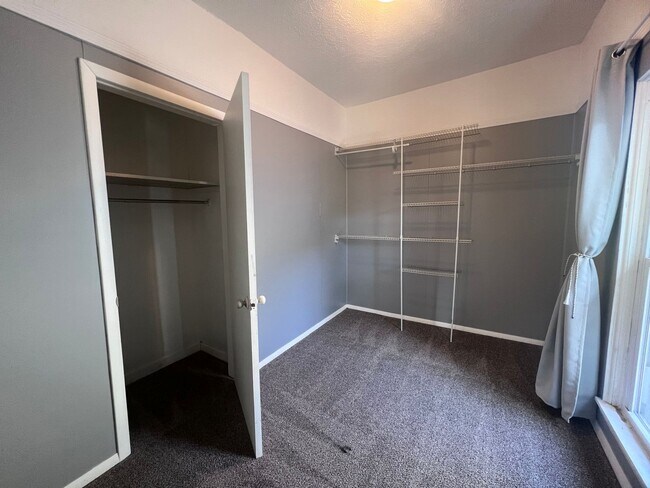 Building Photo - Three Bedroom Single Family Located Near D...