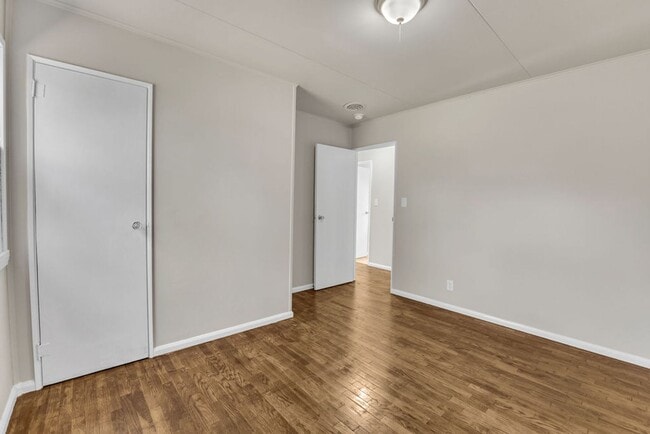 Building Photo - Renovated 4BR Home – Modern Finishes, Off-Street Parking