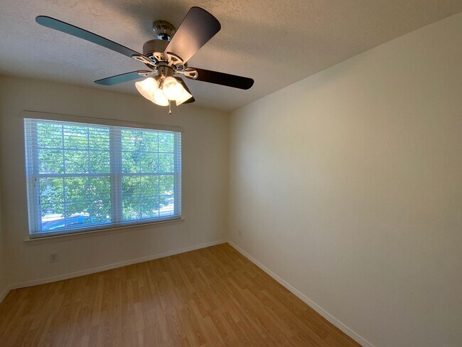 Building Photo - 3 Bedroom Home Available Near Golf Course ...