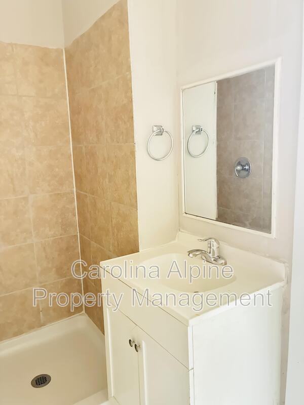 Building Photo - 606 S Ellis St