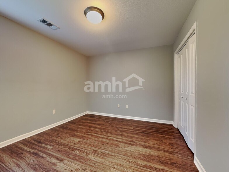 Building Photo - 2400 Ancient Oak Ln