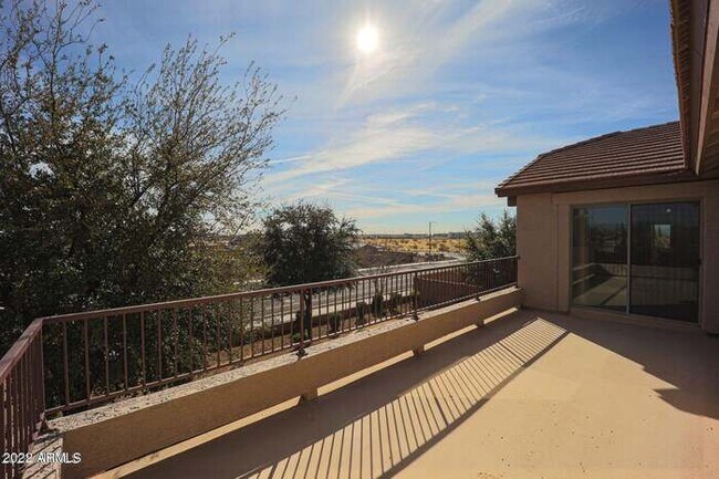 Building Photo - BEAUTIFUL SURPRISE HOME