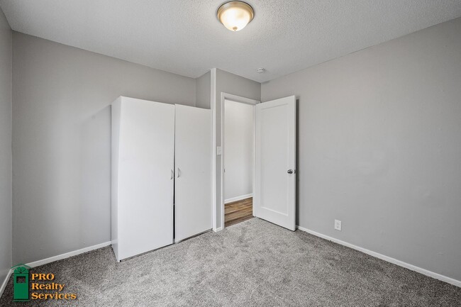 Building Photo - Recently Remodeled 2 Bedroom Home