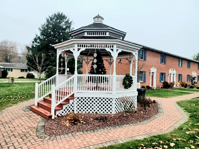 Building Photo - Spectacular 2 BR / 1.5 BR Townhouse in Latrobe! Washer & Dryer Provided! Call Today!