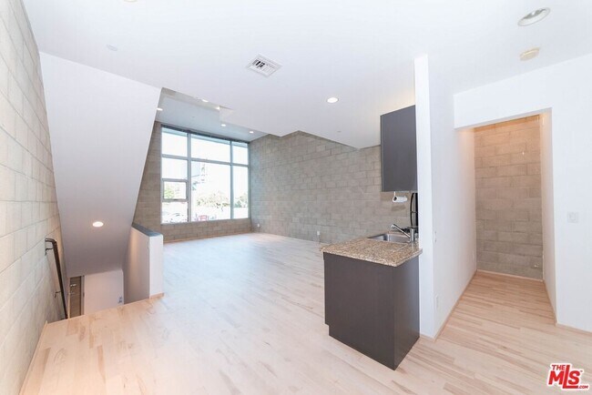 Building Photo - 717 Highland Ave