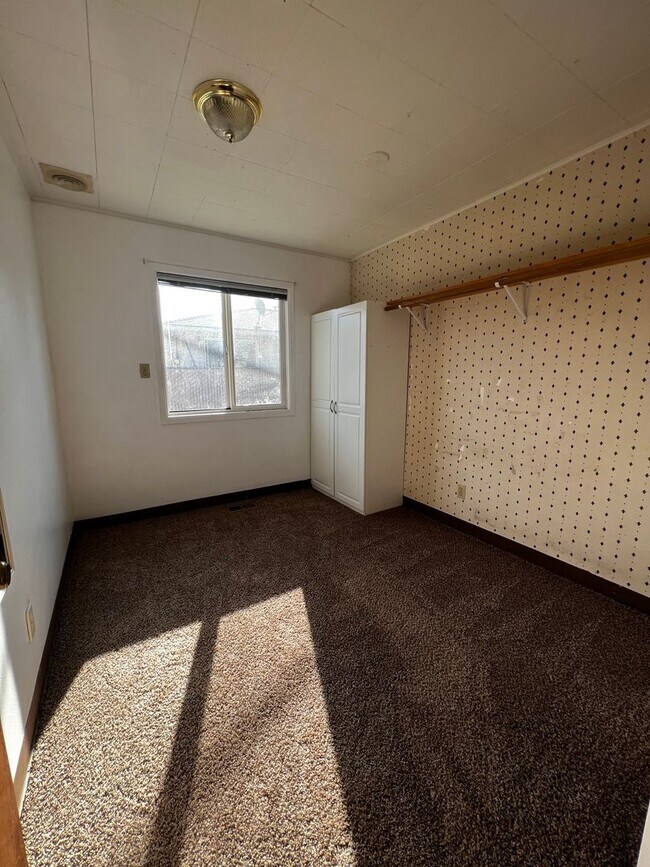 Building Photo - Vine Maple Triplex