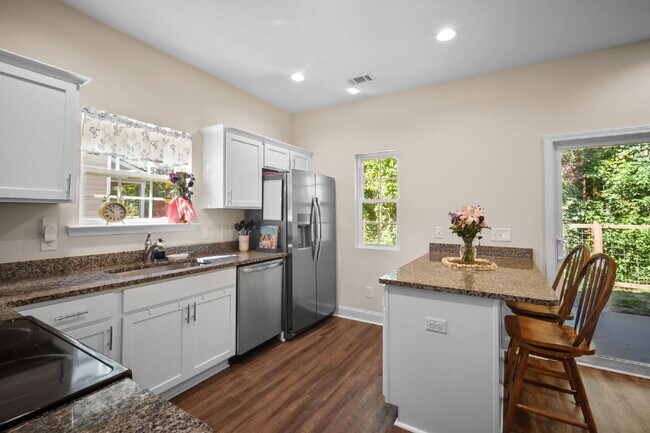 Building Photo - 3 Bedroom 2.5 Bath home in Azalea Square