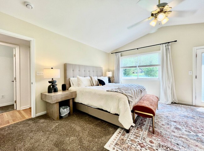 Building Photo - Large, stylish home in heart of Liberty twp.