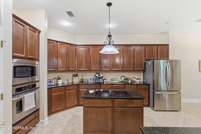 Building Photo - 9 Creek Side Dr