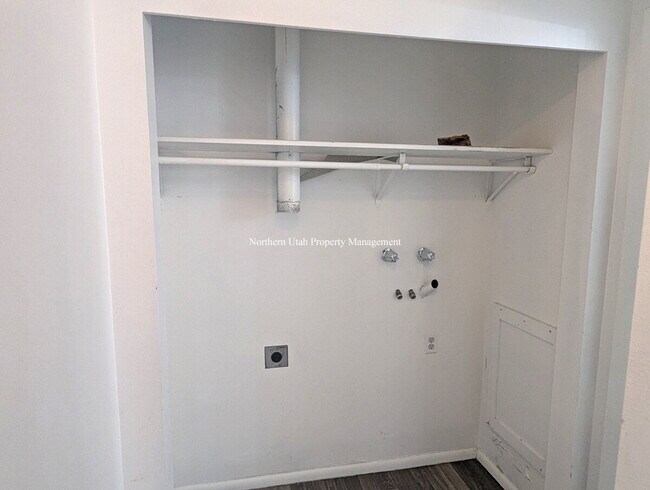 Building Photo - All New Carpet - 2 Bed, 1 Bath