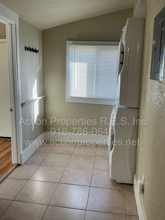 Building Photo - Move In Special! Central Roseville Bungalow 2 bedroom 1 Bathroom, Street Parking, Shed, No Yard