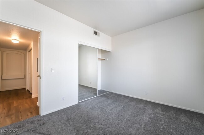 Building Photo - 2201 Ramsgate Dr