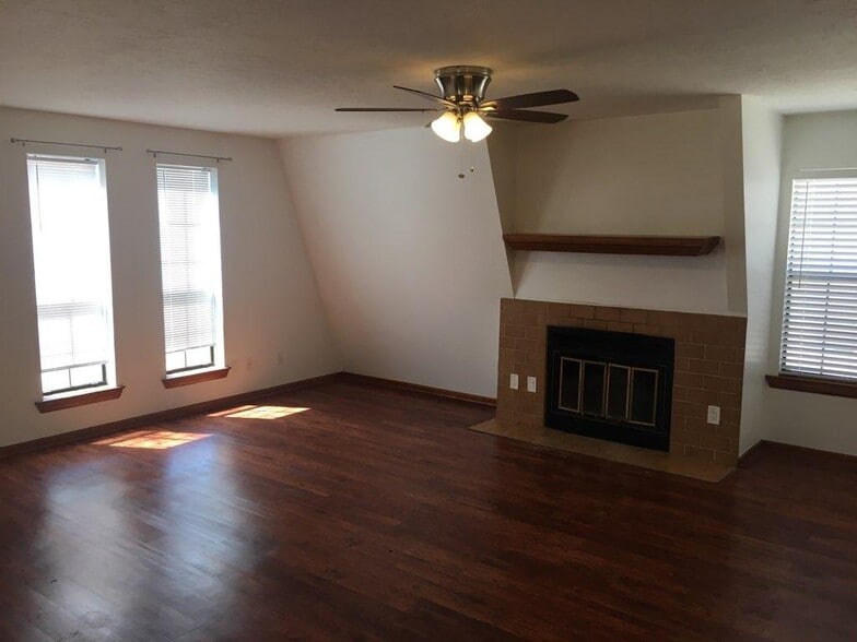 Livingroom - 12505 Trail Driver St