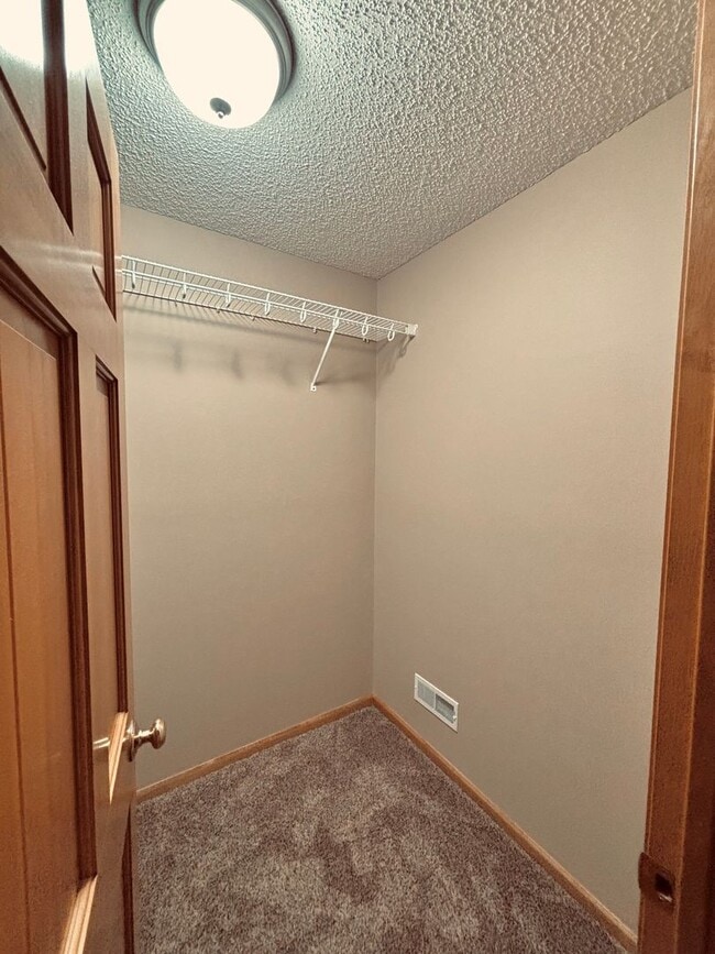 Building Photo - Huge 5 bed home located in Maple Grove!