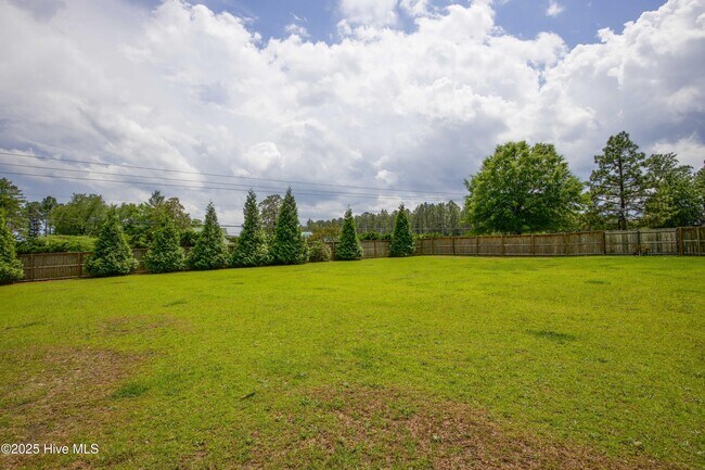 Building Photo - 102 Willow Creek Ln