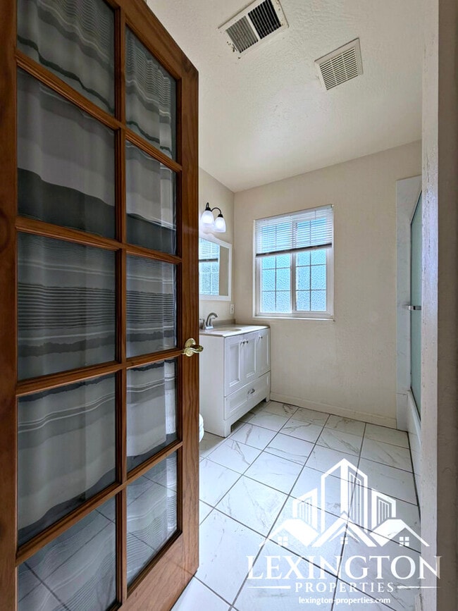 Building Photo - Charming 4-Bedroom Home in Arden-Arcade with Spacious Yard & Convenient Location