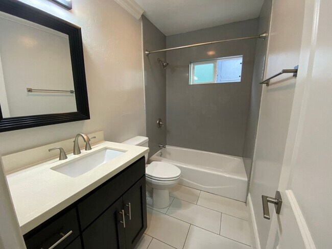 Building Photo - AC! In Unit Washer & Dryer! Reserved Onsite Parking! Downstairs Home!