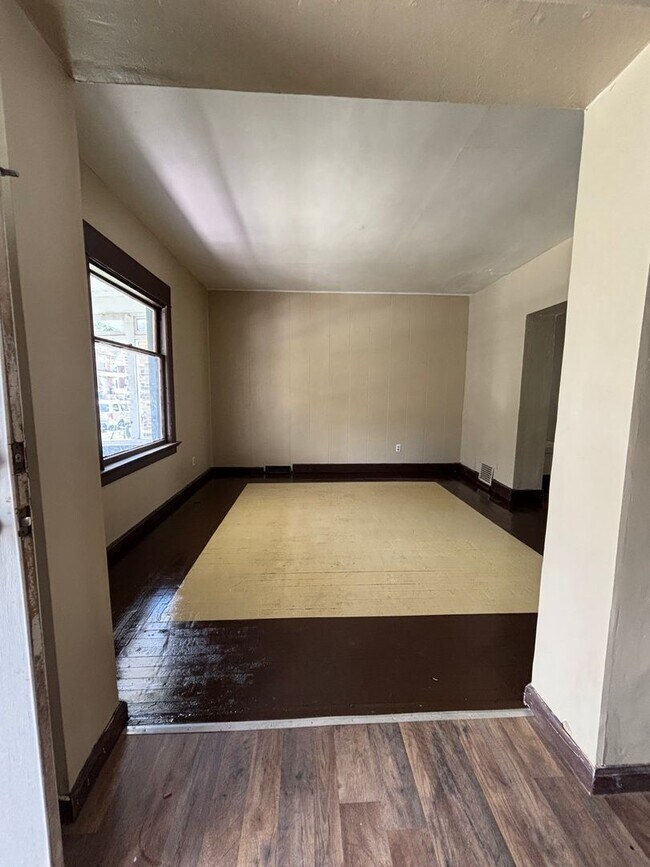 Building Photo - Newly Renovated 4 Bedroom Home