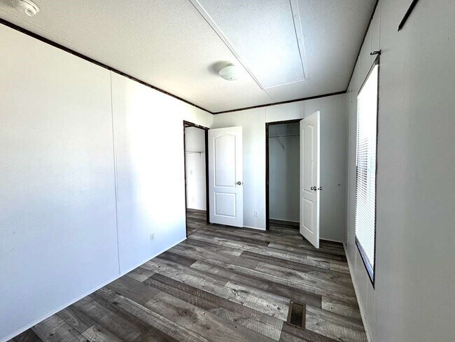 Building Photo - 16206 Wood Dr