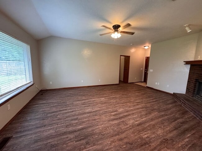 Building Photo - Brand new Luxury vinyl Plank in living, Kitchen and dining, new paint, 3 bed 2 bath 2 car in Must...