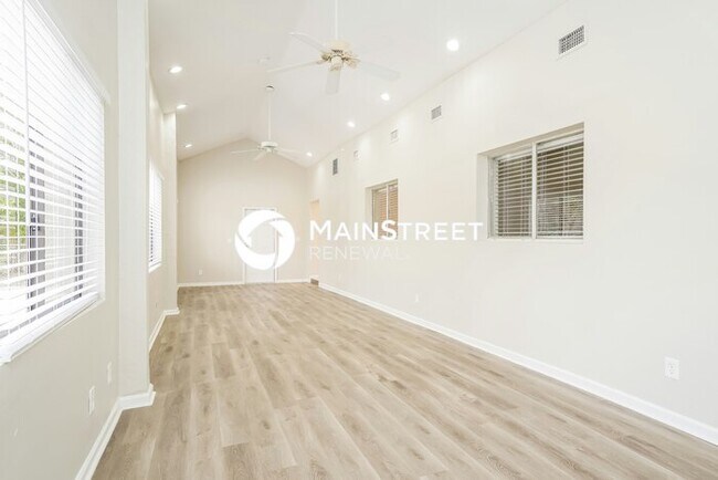 Building Photo - 3 Bedroom Pet-Friendly Home in Fort Myers, FL with Main Street Renewal