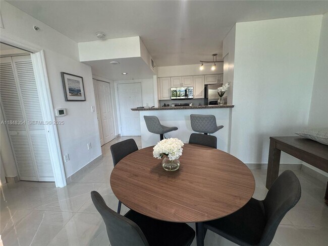 Building Photo - 1155 Brickell Bay Dr