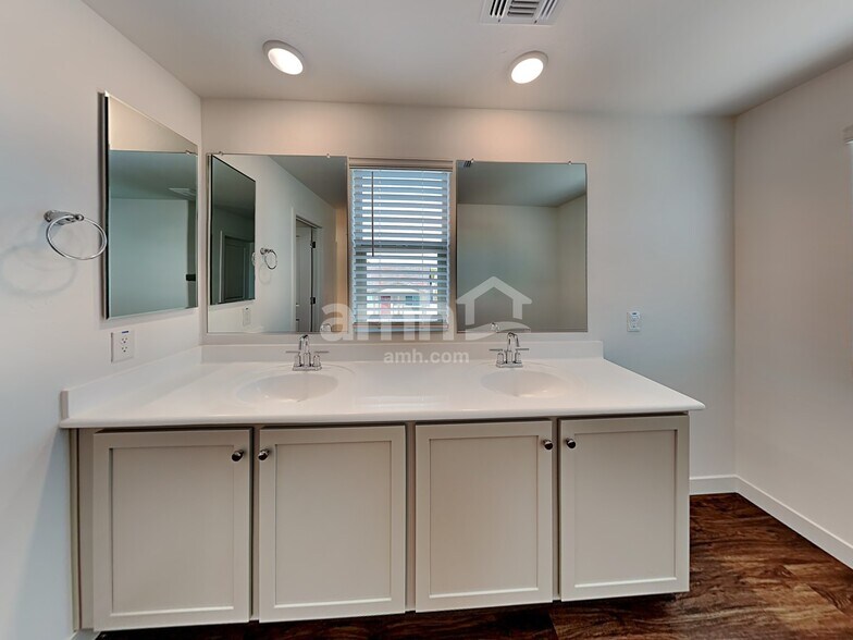 Building Photo - 814 S 150th Dr