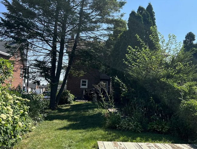 Building Photo - This beautifully remodeled single-family r...