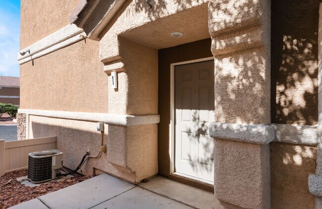 Building Photo - Gated Community Townhome 2 bedroom, 2 bathroom, 1 car garage