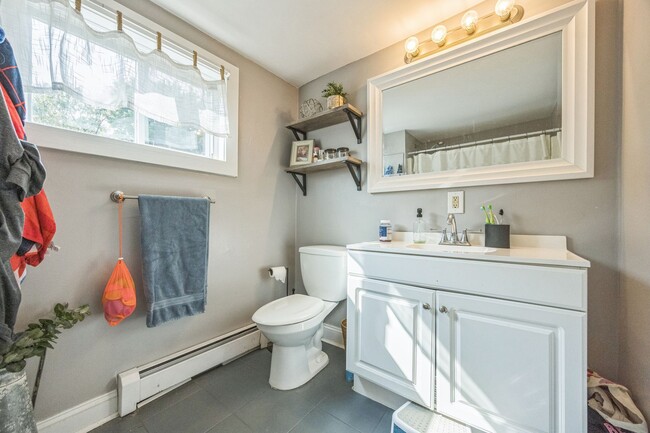 Building Photo - Cozy 2-Bedroom, 1 Bath Apartment in Plymou...