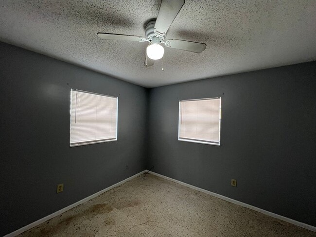 Building Photo - 2/1 Duplex