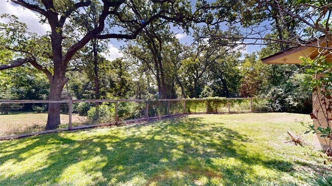 Building Photo - 203 W Brookside Dr