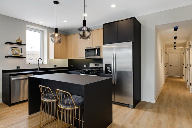 Building Photo - 6035 W North Ave