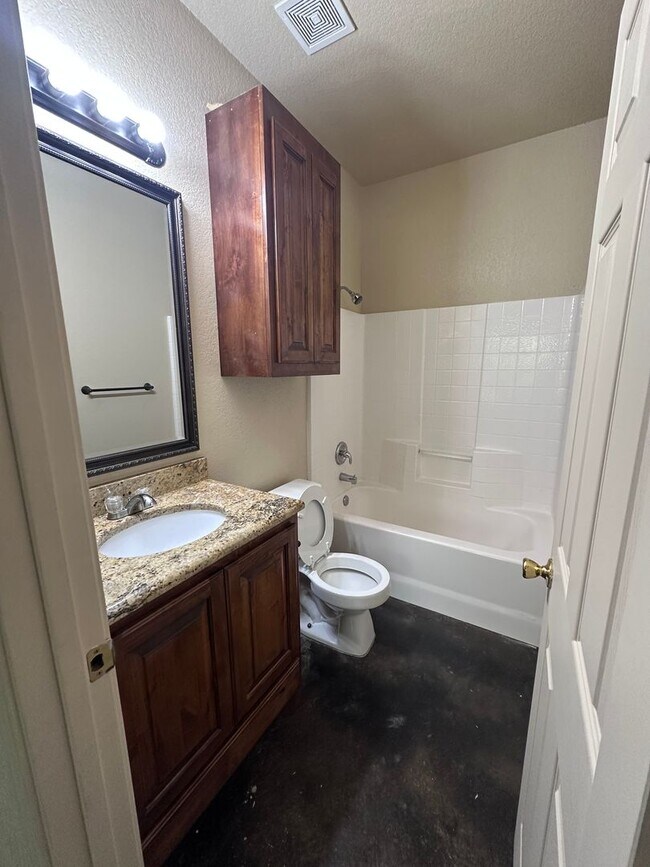 Building Photo - Spacious 4/4 House Near Baylor Campus with Yard - SPRING SEMESTER AVAILABILITY!