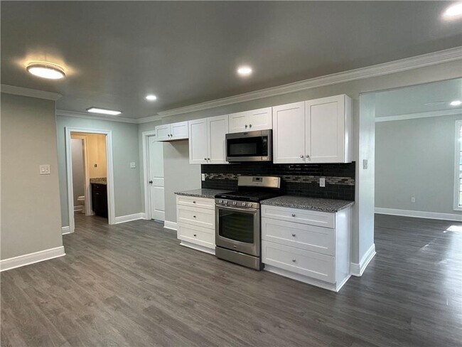 Building Photo - 214 River Oaks Dr