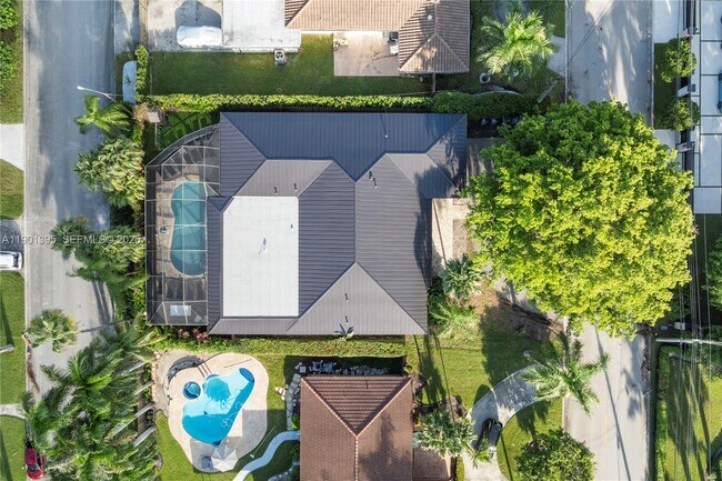 Building Photo - 1141 N North Lake Dr