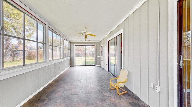Building Photo - 305 Medina Ct