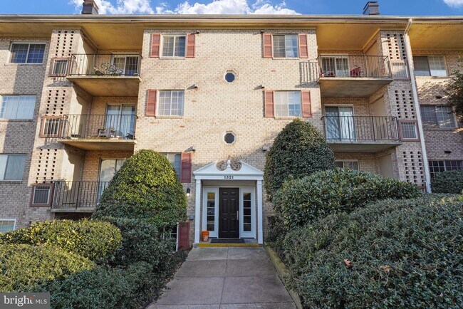 Building Photo - 1521 Colonial Dr