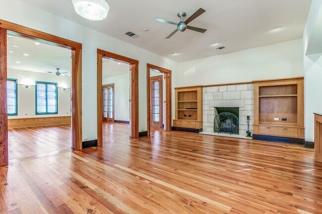 Building Photo - LUXURY 4-BEDROOM IN ALAMO HEIGHTS