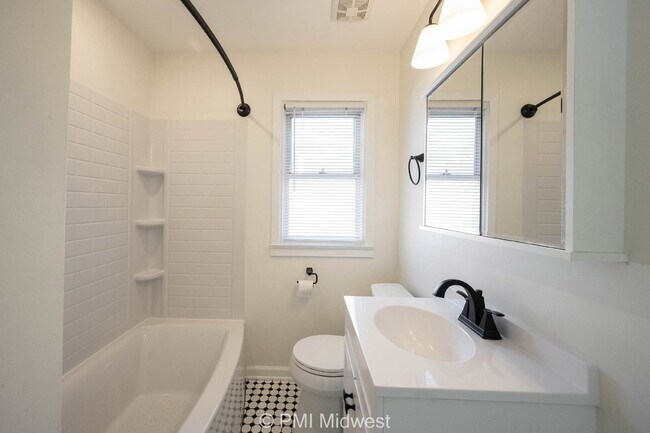 Building Photo - "Charming 2-Bedroom Duplex with Cozy Fireplace on Washington Blvd – Your Ideal Indianapolis Retre...