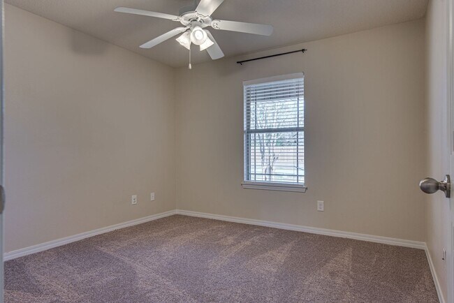Building Photo - Charming 3-Bedroom Home - Oak Leigh Subdiv...