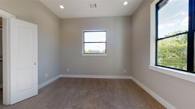 Building Photo - 806 E 39th St