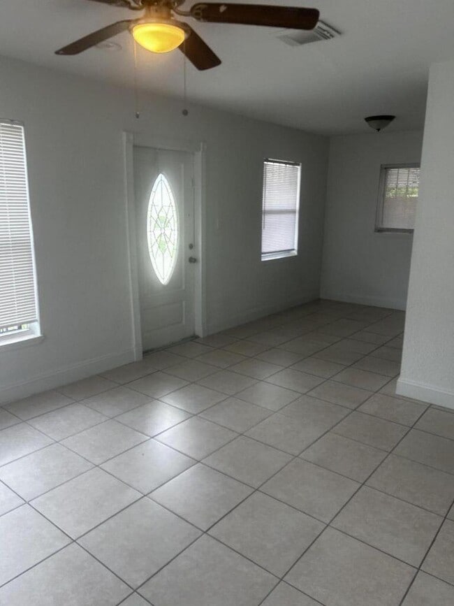 Building Photo - 2808 Ave I