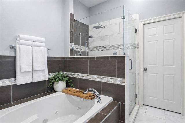 Building Photo - 633 Village Ln N