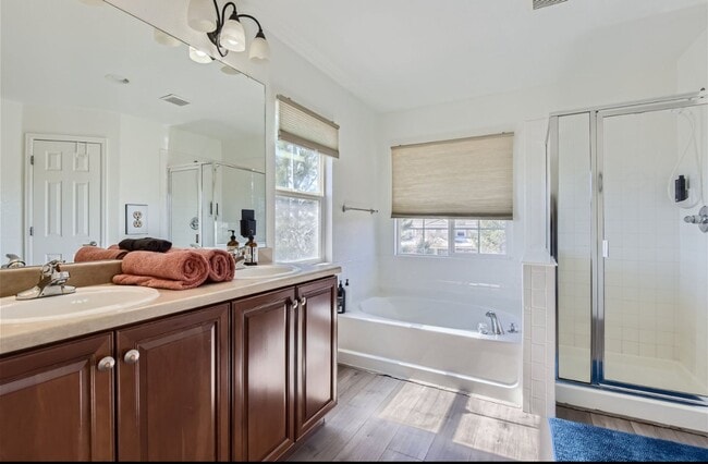 Building Photo - Huge room in a large shared home, private ...